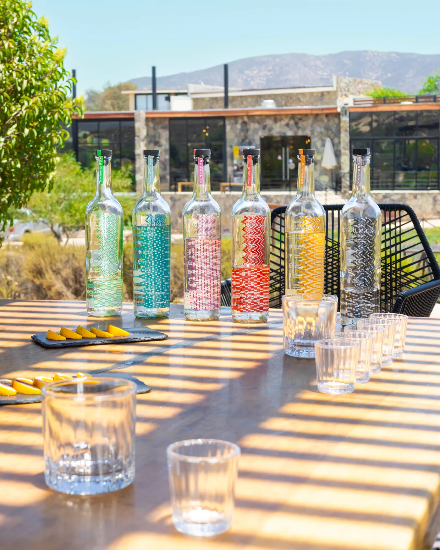 Botellas de mezcal Derrumbes de seis estados, servidas en la pérgola con vista al Valle
