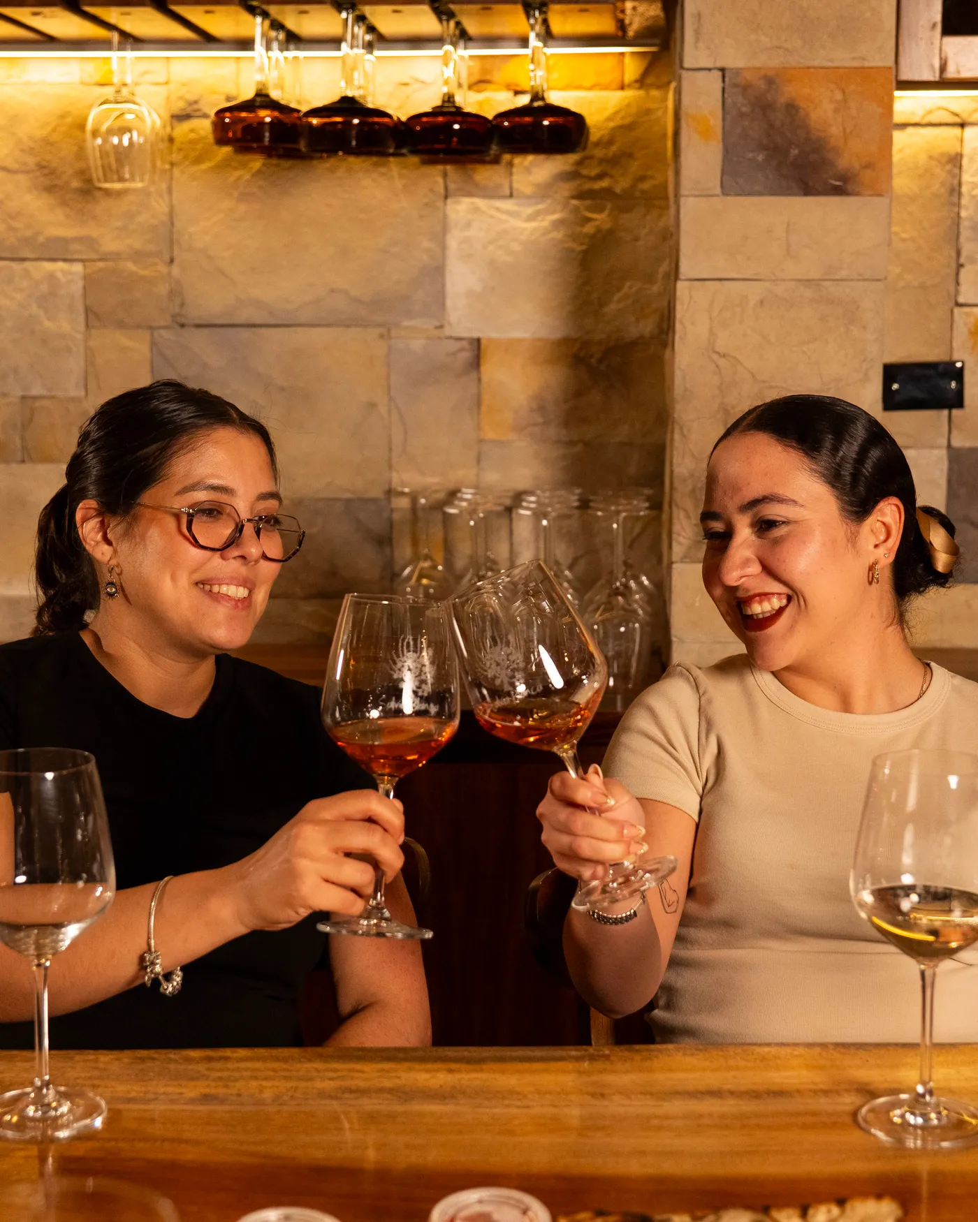 Dos personas brindando durante una degustación en la Cava Lustro