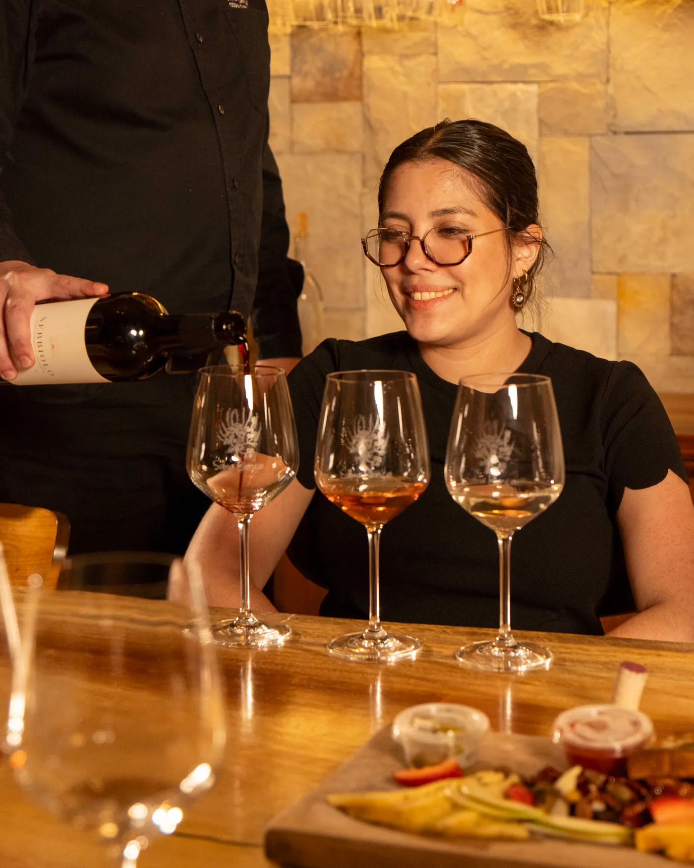 Degustación de vino en la cava: tinto, rosado y blanco en copas de la casa, con tabla de quesos
