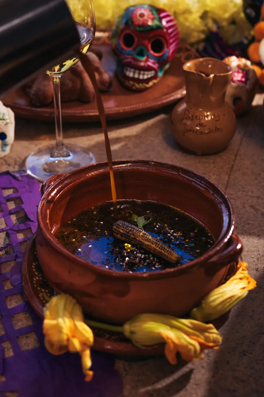 Sopa de Milpa en jarrito de barro con flor de calabaza