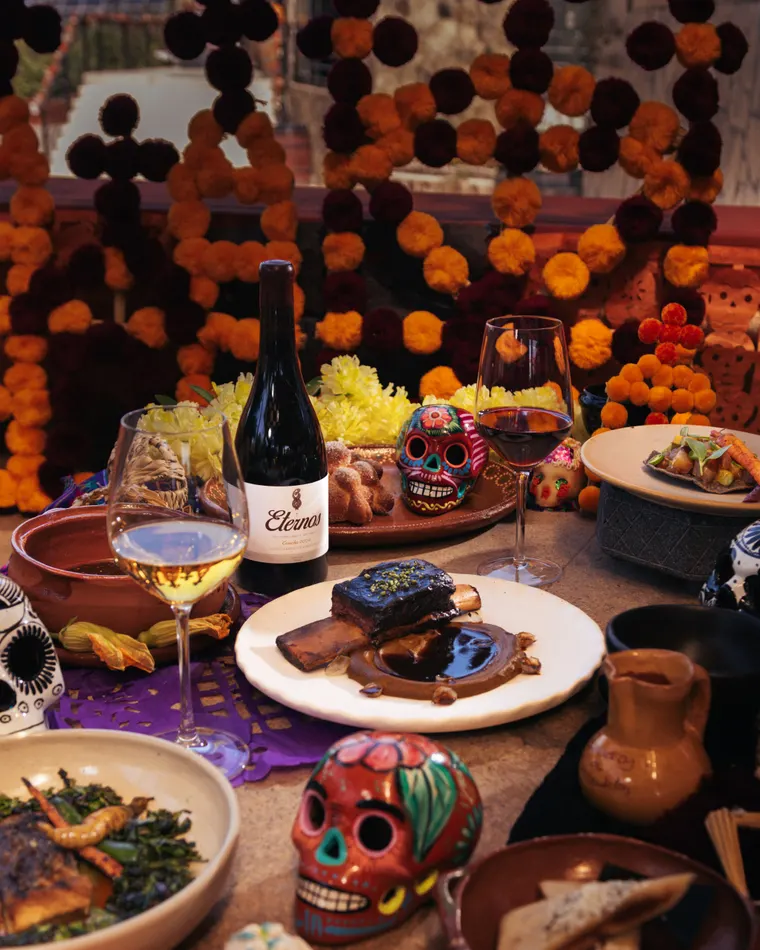 Mesa de la cena de Día de Muertos en Salvia Blanca, domingo 1 de noviembre
