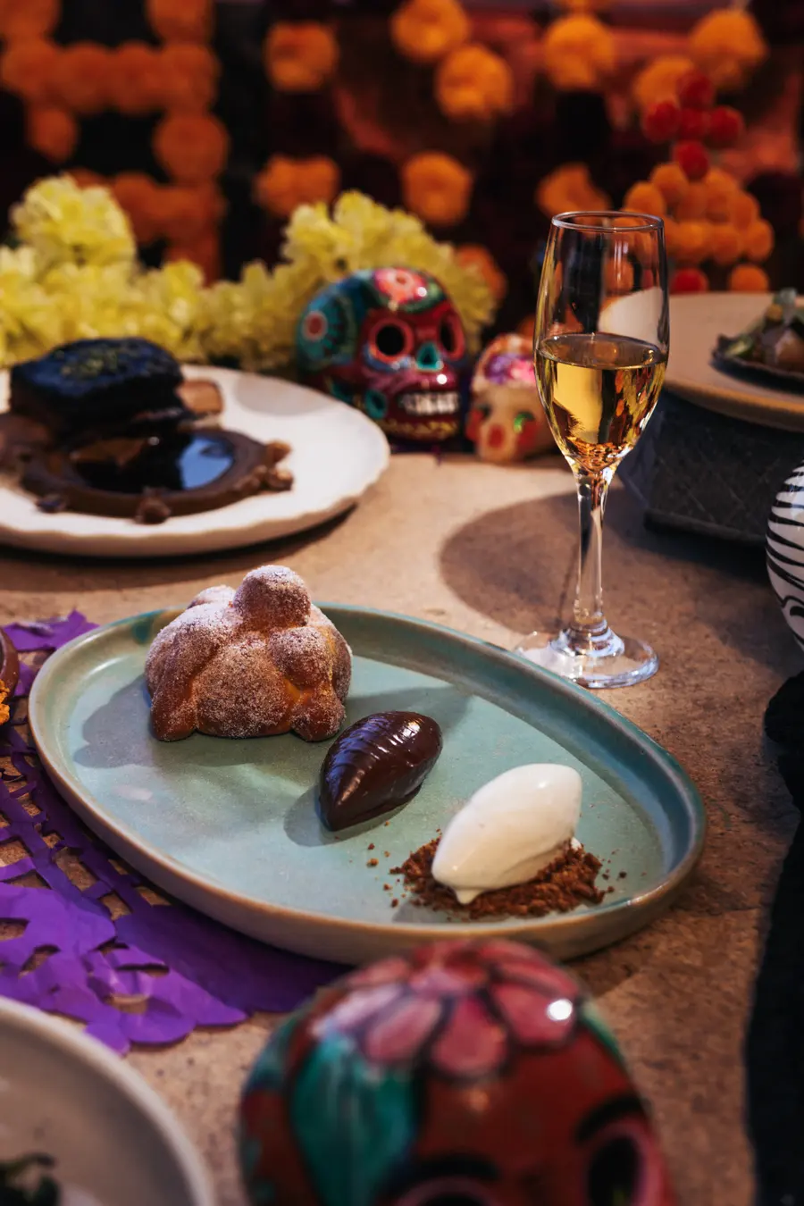 Pan de muerto artesanal con chocolate y helado de leche