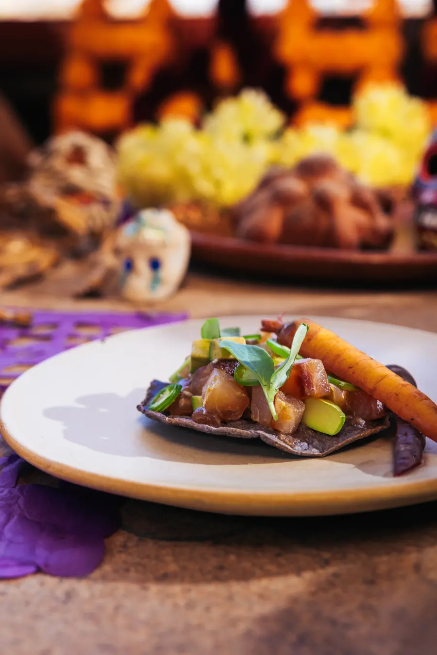 Tostada de maíz azul con pesca local ahumada